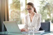 Mujer sentada mirando el computador